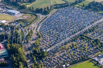 Vue aérienne de Parking et montagnes russes du centre de loisirs - Parc d'attractions Europa-Park à Rust dans le département Bade-Wurtemberg, Allemagne
