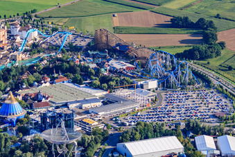 Vue aérienne de Europa-Park Arena et Dome à Europa-Park Rust depuis l'est à Rust dans le département Bade-Wurtemberg, Allemagne