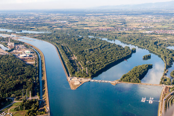 Vue aérienne de Ponts vers l'île et la réserve naturelle de l'île du Rohrschollen entre le canal d'Alsace et le Rhin à Strasbourg à le quartier Port du Rhin Sud in Straßburg dans le département Bas Rhin, France