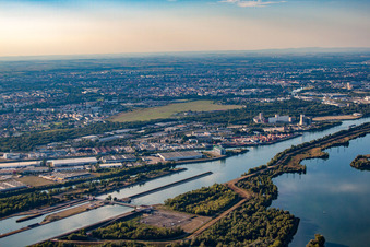 Vue oblique de Port de Strasbourg à le quartier Port du Rhin Sud in Straßburg dans le département Bas Rhin, France