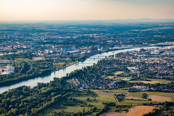 Vue aérienne de Strasbourg et Kehl à le quartier Sundheim in Kehl dans le département Bade-Wurtemberg, Allemagne