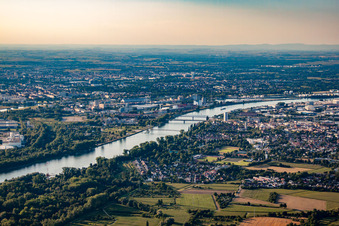 Vue aérienne de Strasbourg et Kehl à le quartier Port du Rhin Centre Ouest in Straßburg dans le département Bas Rhin, France