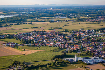 Vue aérienne de Du sud à le quartier Rheinbischofsheim in Rheinau dans le département Bade-Wurtemberg, Allemagne
