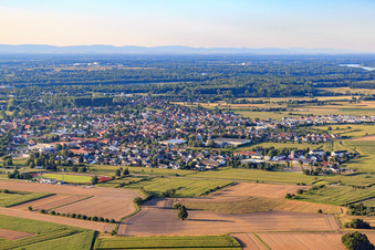 Vue aérienne de Vue de la ville depuis le sud-est à le quartier Freistett in Rheinau dans le département Bade-Wurtemberg, Allemagne