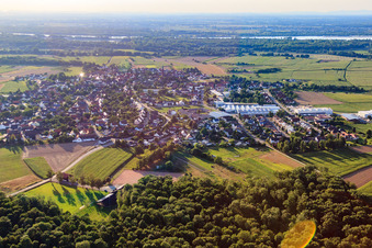 Vue aérienne de Vue de la ville depuis l'est avec RMA Rheinau GmbH & Co. KG à le quartier Rheinbischofsheim in Rheinau dans le département Bade-Wurtemberg, Allemagne
