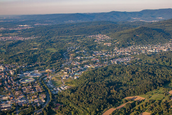Vue aérienne de Du sud à le quartier Oos in Baden-Baden dans le département Bade-Wurtemberg, Allemagne