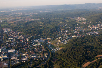 Vue aérienne de Du sud-ouest à le quartier Oos in Baden-Baden dans le département Bade-Wurtemberg, Allemagne