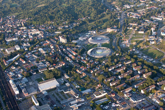 Vue aérienne de Cité commerçante vue de l'Ouest à le quartier Oos in Baden-Baden dans le département Bade-Wurtemberg, Allemagne