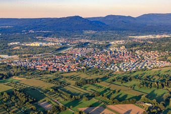 Vue aérienne de Vue de la ville sur la Murg depuis le sud-ouest à Kuppenheim dans le département Bade-Wurtemberg, Allemagne
