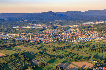 Vue aérienne de Vue de la ville sur la Murg depuis le sud-ouest à Kuppenheim dans le département Bade-Wurtemberg, Allemagne