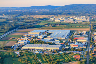 Vue aérienne de Zone industrielle de Heinkelstraße avec IHLE tires GmbH - grossiste en pneus, Prologis Germany Management GmbH et Rhenus Logistics à Muggensturm dans le département Bade-Wurtemberg, Allemagne