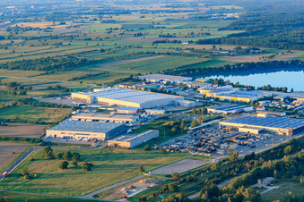 Vue aérienne de Zone industrielle Heinrich-Hertz-Straße avec entrepôt central Lidl à Bietigheim, Biokanol Pharma et HAURATON GmbH & Co. KG - usine (production et logistique) à Ötigheim dans le département Bade-Wurtemberg, Allemagne