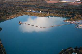 Vue aérienne de Lac Schertle avec tapis roulant flottant vers la drague à gravier à Bietigheim dans le département Bade-Wurtemberg, Allemagne