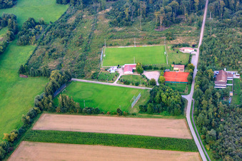 Vue aérienne de Club de tir, terrain de football et court de tennis Steinweiler à Steinweiler dans le département Rhénanie-Palatinat, Allemagne