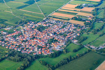 Vue aérienne de Vue du village depuis le sud-ouest à Venningen dans le département Rhénanie-Palatinat, Allemagne