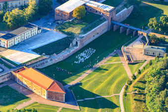 Vue aérienne de Parc municipal Fronte Lamotte avec le bâtiment de la porte de Weissenburg et le bâtiment de défense des douves à Germersheim dans le département Rhénanie-Palatinat, Allemagne