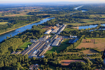 Vue aérienne de Zone industrielle au bord du Rhin avec Rheinspan GmbH & Co. KG, Knaus Carpentry - Johann Knaus & Viktor Knaus GbR et Express Möbel GmbH & Co. KG à Germersheim dans le département Rhénanie-Palatinat, Allemagne