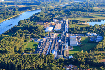 Vue aérienne de Zone industrielle au bord du Rhin avec Rheinspan GmbH & Co. KG, Knaus Carpentry - Johann Knaus & Viktor Knaus GbR et Express Möbel GmbH & Co. KG à Germersheim dans le département Rhénanie-Palatinat, Allemagne