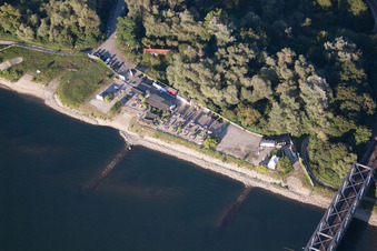 Vue aérienne de Restaurant Tropic Beach Island au pont ferroviaire à le quartier Rheinsheim in Philippsburg dans le département Bade-Wurtemberg, Allemagne
