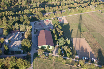 Vue oblique de Pension pour chevaux Brecht à le quartier Huttenheim in Philippsburg dans le département Bade-Wurtemberg, Allemagne