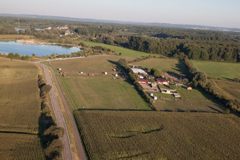 Vue aérienne de Ferme des cigognes à le quartier Rußheim in Dettenheim dans le département Bade-Wurtemberg, Allemagne