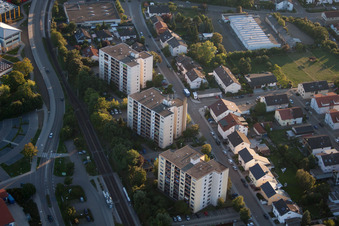 Vue aérienne de Ensemble de gratte-ciel sur la rue Rudolf Diesel à le quartier Linkenheim in Linkenheim-Hochstetten dans le département Bade-Wurtemberg, Allemagne