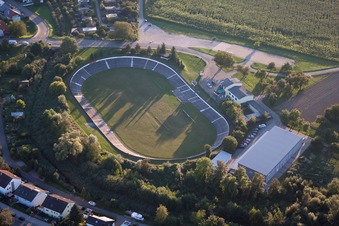 Vue aérienne de Circuit de l'hippodrome - Trabrennbahn RV Badenia Linkenheim à le quartier Linkenheim in Linkenheim-Hochstetten dans le département Bade-Wurtemberg, Allemagne