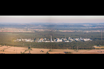 Vue aérienne de Panorama Perspective Campus-University KIT - Campus Nord (ancien Centre de recherche nucléaire de Karlsruhe) dans le Haardtwald à le quartier Leopoldshafen in Eggenstein-Leopoldshafen dans le département Bade-Wurtemberg, Allemagne
