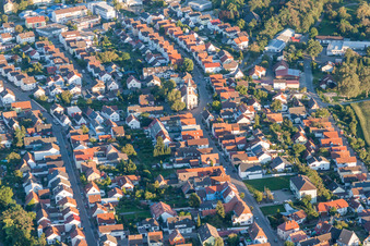 Vue aérienne de Bâtiment d'église au centre du village à le quartier Leopoldshafen in Eggenstein-Leopoldshafen dans le département Bade-Wurtemberg, Allemagne