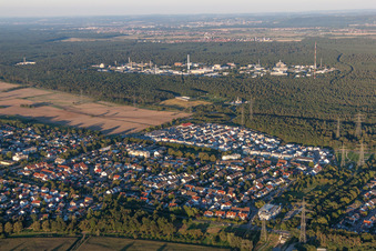 Campus University KIT - Campus Nord (ancien Centre de recherche nucléaire de Karlsruhe) en arrière-plan de Leopoldshafen à le quartier Leopoldshafen in Eggenstein-Leopoldshafen dans le département Bade-Wurtemberg, Allemagne hors des airs
