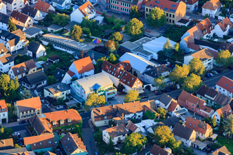 Vue aérienne de Sparkasse Karlsruhe - Succursale Eggenstein à le quartier Eggenstein in Eggenstein-Leopoldshafen dans le département Bade-Wurtemberg, Allemagne