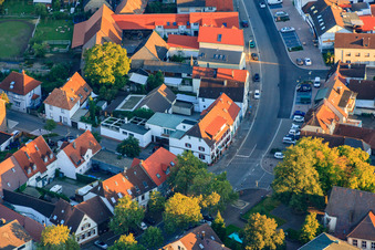 Vue aérienne de Garbo zum Löwen Restaurant et Hôtel à le quartier Eggenstein in Eggenstein-Leopoldshafen dans le département Bade-Wurtemberg, Allemagne