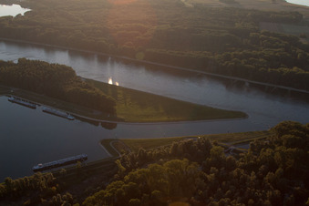 Vue aérienne de Estuaire du port pétrolier à le quartier Knielingen in Karlsruhe dans le département Bade-Wurtemberg, Allemagne