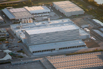 Zone industrielle d'Oberwald à Wörth am Rhein dans le département Rhénanie-Palatinat, Allemagne du point de vue du drone