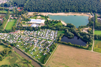 Vue aérienne de Camping Resort Rülzheim au centre de loisirs avec dôme événementiel Dampfnudel à Rülzheim dans le département Rhénanie-Palatinat, Allemagne
