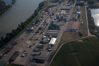 Vue aérienne de Rohm & Haas Industrie sur le Rhin à Lauterbourg dans le département Bas Rhin, France