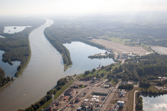 Photographie aérienne de Rohm & Haas Industrie sur le Rhin à Lauterbourg dans le département Bas Rhin, France