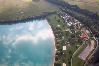 Vue aérienne de Lac de carrière à Lauterbourg dans le département Bas Rhin, France