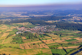 Vue aérienne de Vue de la ville depuis l'ouest à le quartier Stupferich in Karlsruhe dans le département Bade-Wurtemberg, Allemagne