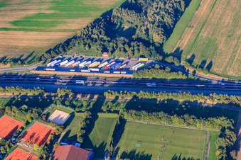 Vue aérienne de Aire de repos de Birkenwäldle sur l'A8 à le quartier Hohenwettersbach in Karlsruhe dans le département Bade-Wurtemberg, Allemagne