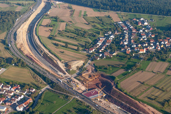 Vue aérienne de Chantiers d'extension des voies de l'autoroute et du tracé de la BAB A8 à Mutschelbach à le quartier Obermutschelbach in Karlsbad dans le département Bade-Wurtemberg, Allemagne