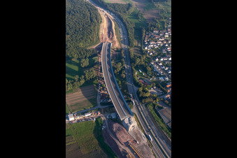 Vue aérienne de Nouveau chantier de construction du tracé autoroutier du BAB 8 près du district de Mutschelbach à le quartier Untermutschelbach in Karlsbad dans le département Bade-Wurtemberg, Allemagne