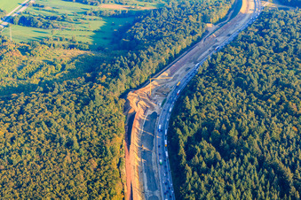 Vue aérienne de Chantier de construction de l'extension à 6 voies de l'A8 à le quartier Ersingen in Kämpfelbach dans le département Bade-Wurtemberg, Allemagne