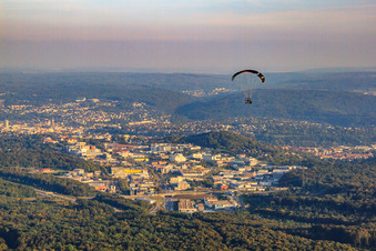 Vue aérienne de Zone industrielle sur la B10/Karlsruher Straße depuis l'ouest à le quartier Brötzingen in Pforzheim dans le département Bade-Wurtemberg, Allemagne