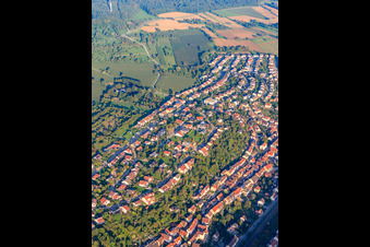 Vue aérienne de Kraichgaustraße depuis l'ouest à Ispringen dans le département Bade-Wurtemberg, Allemagne