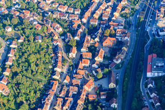 Vue aérienne de Lutherstraße avec l'église de Siloé et l'hôtel de ville Ispringen à Ispringen dans le département Bade-Wurtemberg, Allemagne