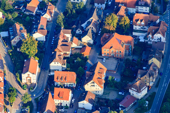 Vue aérienne de Lutherstraße avec l'église de Siloé et l'hôtel de ville Ispringen à Ispringen dans le département Bade-Wurtemberg, Allemagne