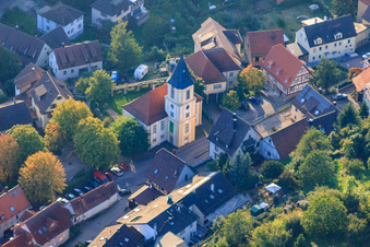Vue aérienne de Église protestante à Ispringen dans le département Bade-Wurtemberg, Allemagne