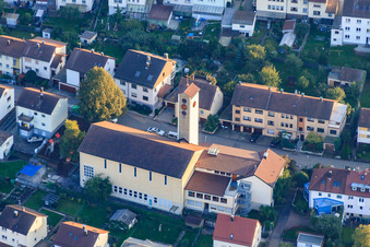Vue aérienne de Église catholique à Ispringen dans le département Bade-Wurtemberg, Allemagne