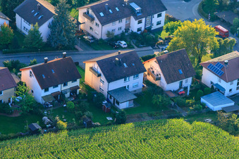 À Rothsberg à Ispringen dans le département Bade-Wurtemberg, Allemagne du point de vue du drone